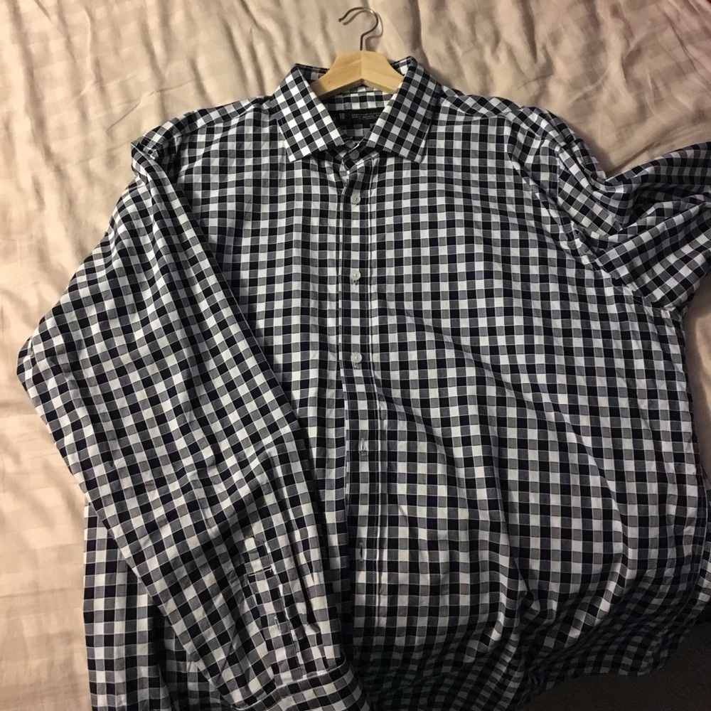 Combatant gentleman athletic fit dress shirt.