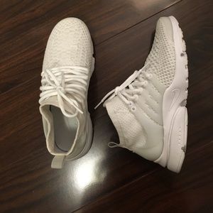 Nike Flyknit Presto’s.