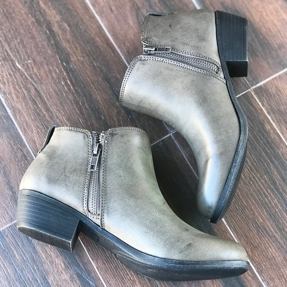 Gray Burnished Distressed Ankle Boot - Picture 5 of 8
