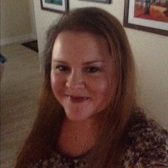 Meet your Posher, Stephanie - Picture 2 of 2