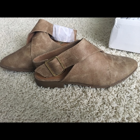 Vegan leather buckle wrap flats - Picture 3 of 5