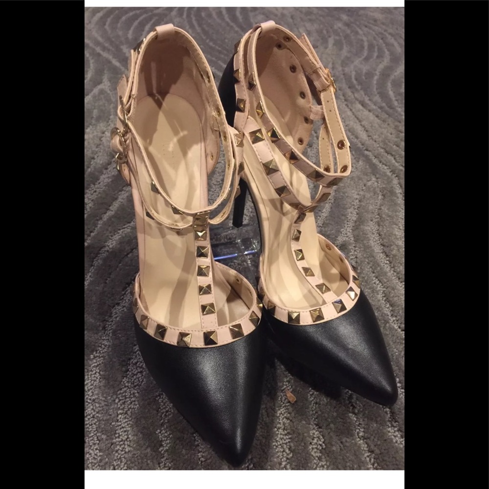 🖤❣️🖤Black Adora Studded T-strap pumps 7.5