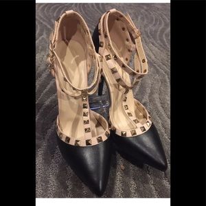 🖤❣️🖤Black Adora Studded T-strap pumps 7.5