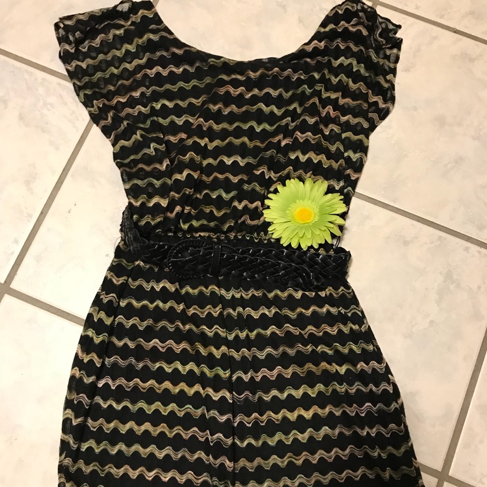 Short elastic dress with belt.