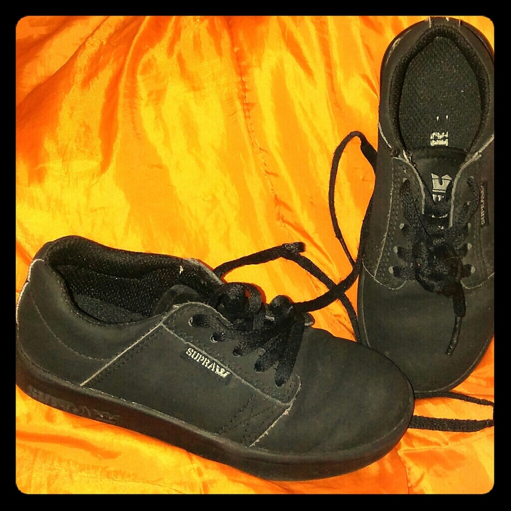 Black toddler/youth Supras size 11