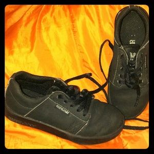 Black toddler/youth Supras size 11