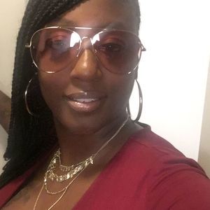 Meet your Posher, Monique