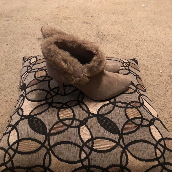 Taupe color 3” heels by AVON new never worn - Picture 2 of 4