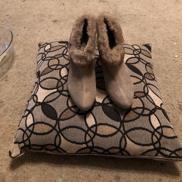 Taupe color 3” heels by AVON new never worn - Picture 3 of 4