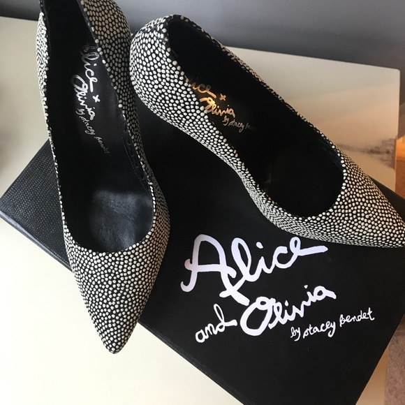 Alice and Olivia Devon Pump. Size 7.5 - Picture 2 of 5
