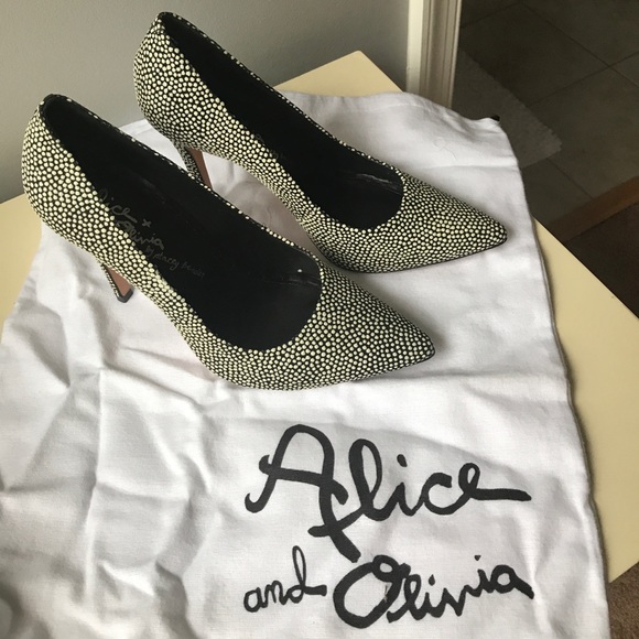 Alice and Olivia Devon Pump. Size 7.5 - Picture 4 of 5