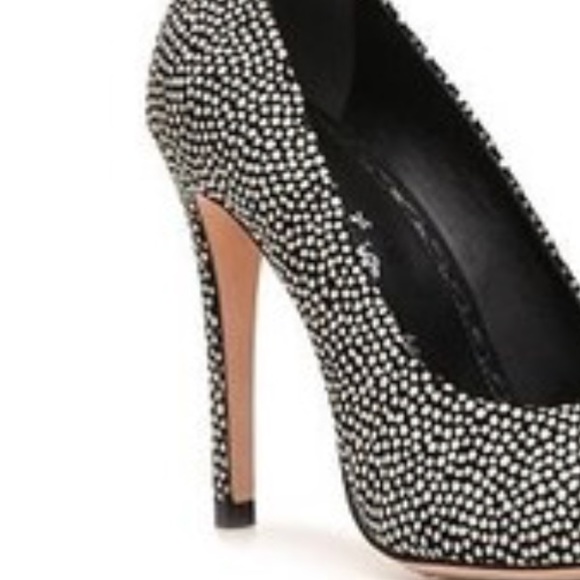 Alice and Olivia Devon Pump. Size 7.5 - Picture 5 of 5