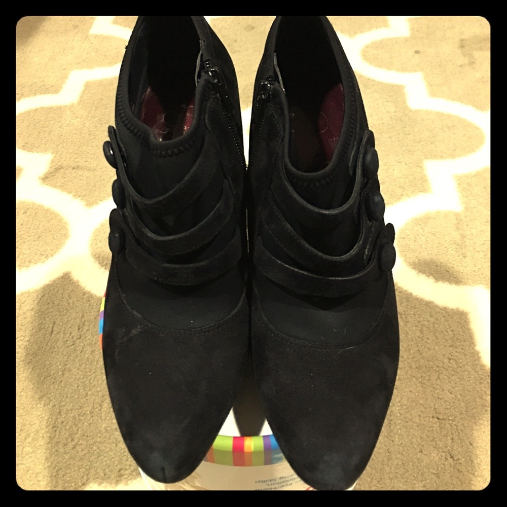 Sexy suede black booties 💁🏼
