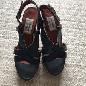 Lab in black leather and cork heels