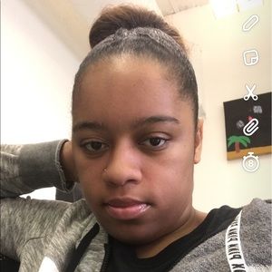 Meet your Posher, Larissa