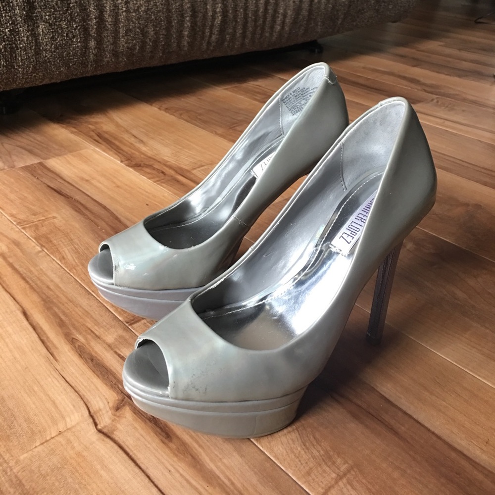 Jennifer Lopez shiny silver heel size 6