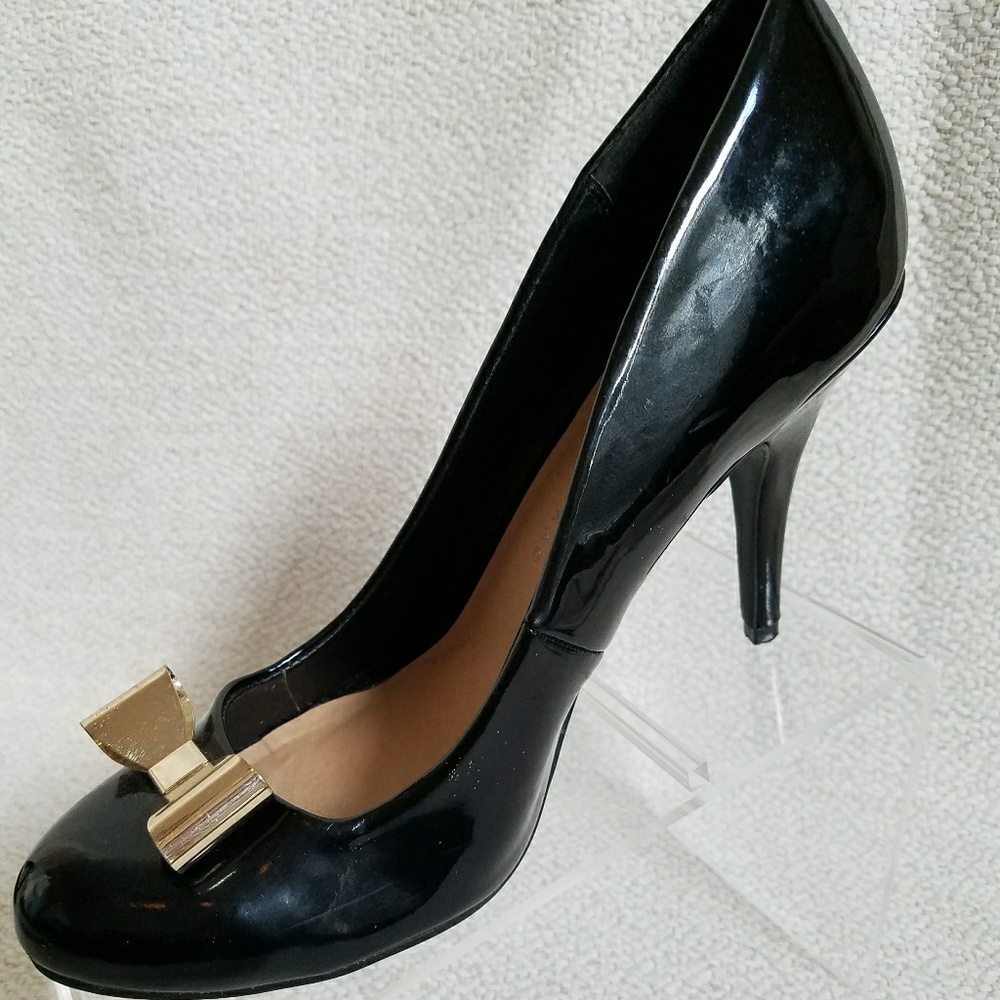 Lauren Conrad black pumps size 10 medium Gold Bow