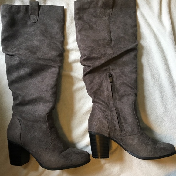 Grey boots with a heel SOLD - Picture 2 of 5