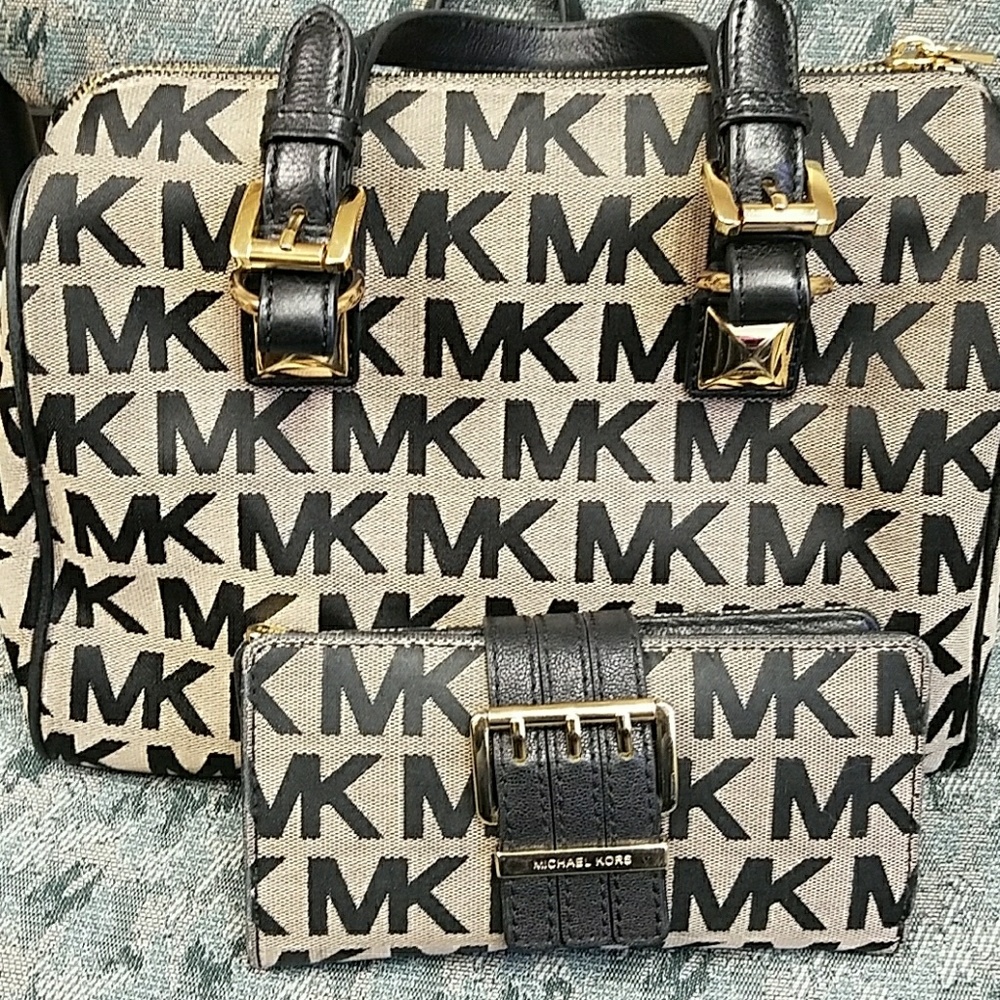 Michael Kors Barrel Purse and Matching Wallet..aut