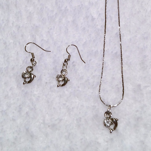 Jewelry - ✨NEW✨ 2 Piece Dolphin Jewel Earring & Necklace Set