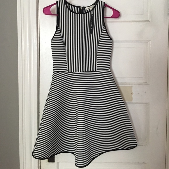 Monteau Dresses & Skirts - Size small dress in black & white.
