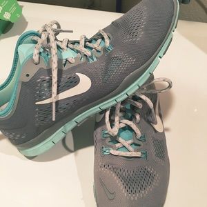 Nike Free Women’s Tennis Shoes 9.5