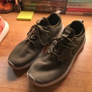 Nike Roches 2.0 army green
