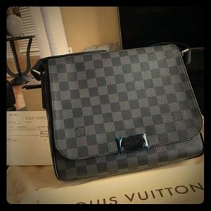 Authentic LOUIS VUITTON Damier graphite District P