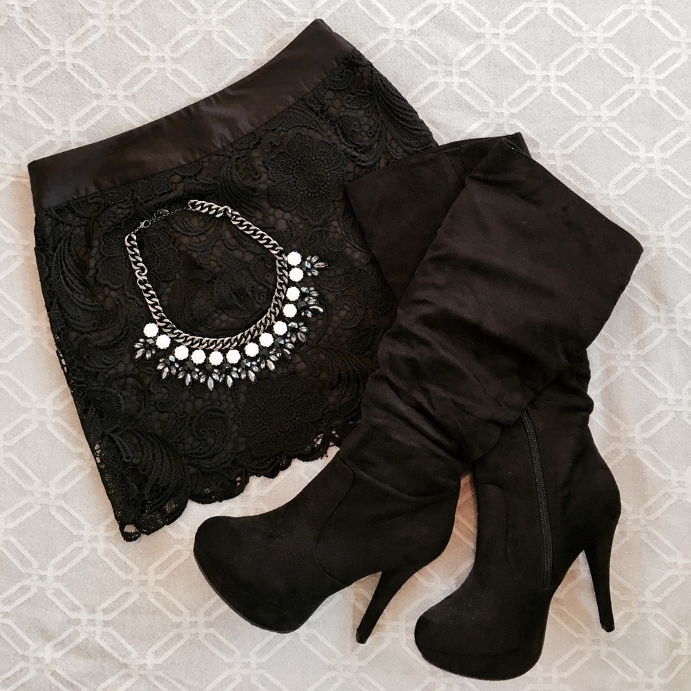 Lace mini skirt