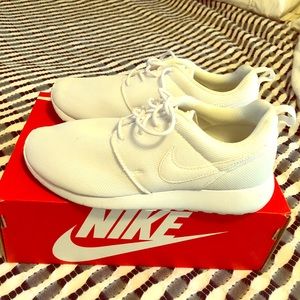 Nike Roshe One Women’s 7 (youth 5)