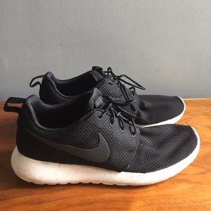 Black Nike Roshe One sneakers