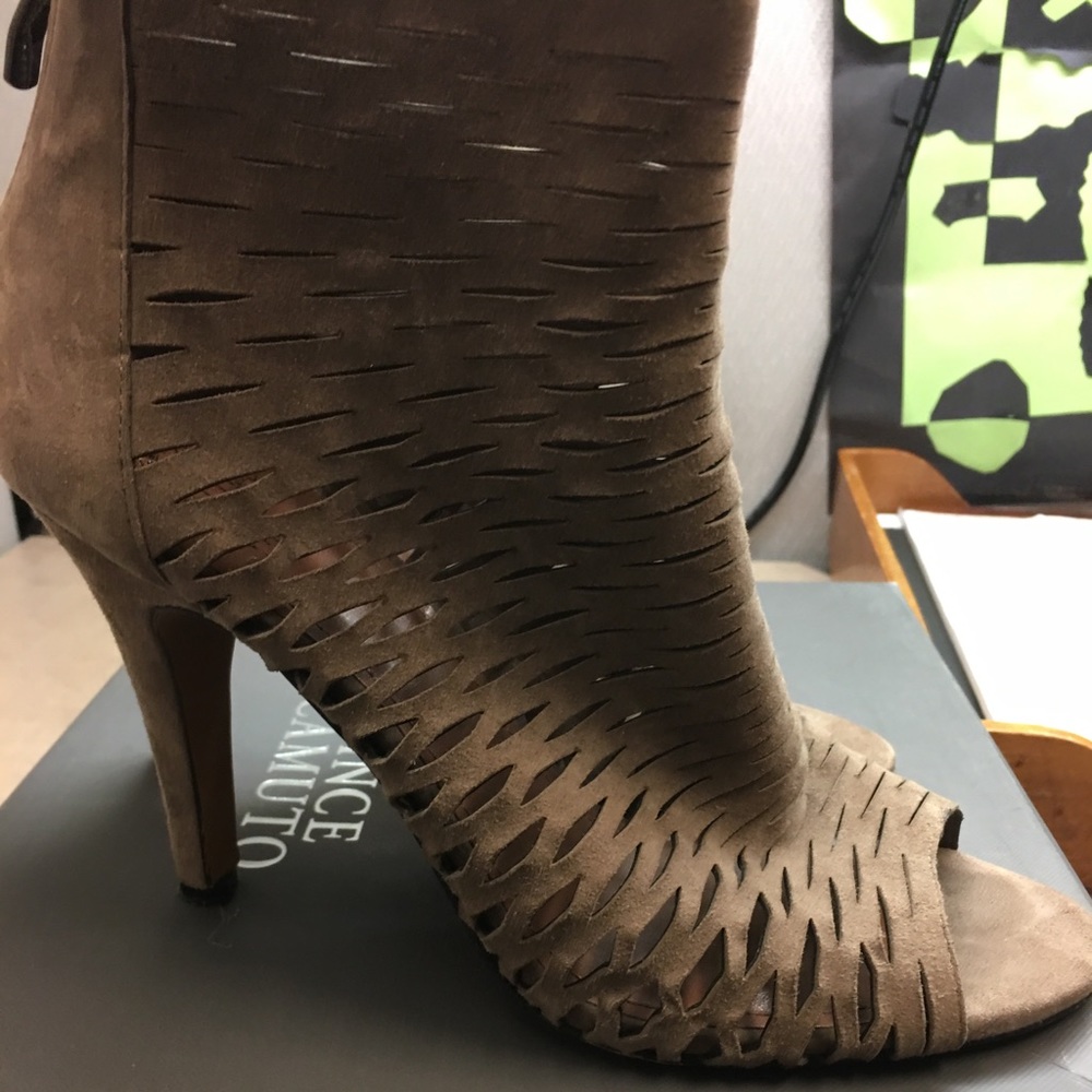 Vince Camuto Zip Up peep toe shoes