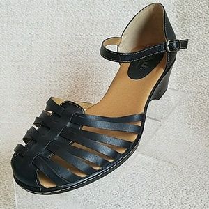 Soft Spots black leather sandals Size 10 wide