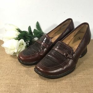 Womens 9.5 Alligator Print Leather Loafers Sofft