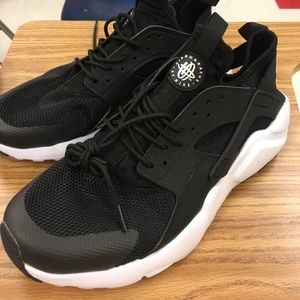 Nike huaraches (black and white)