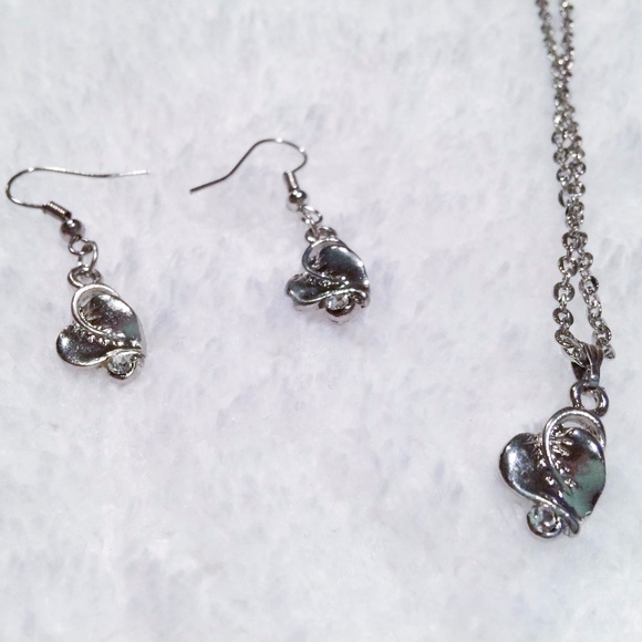 Jewelry - ✨NEW✨ 2 Piece Heart Leaf Earrings & Necklace Set