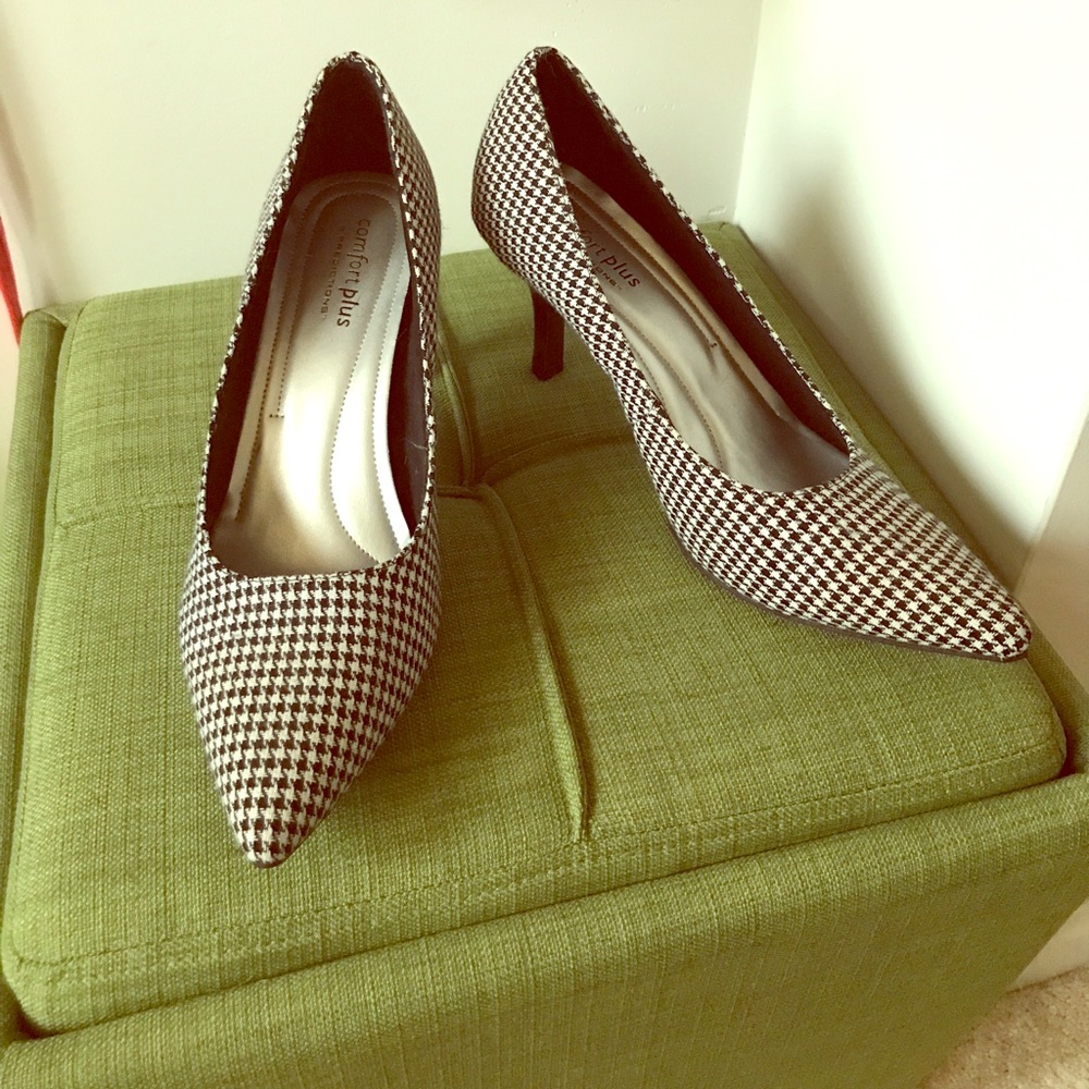 Pointy checkered heels