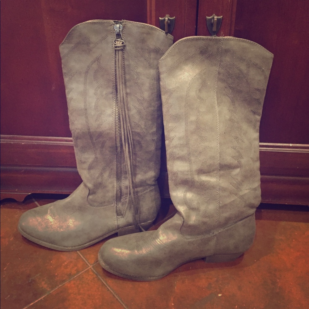Silver/grey boots
