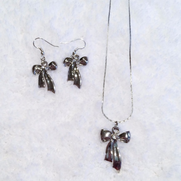 Jewelry - ✨NEW✨ 2 Piece Ribbon Bow Earrings & Necklace Set