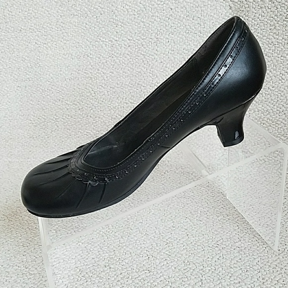 Expressions Round Toe  size 5 pump heels - Picture 1 of 8