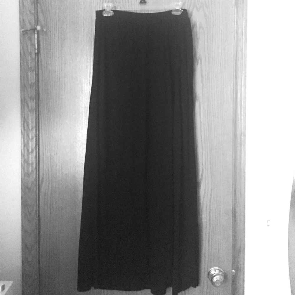 Black maxi skirt with pockets