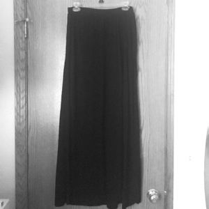 Black maxi skirt with pockets