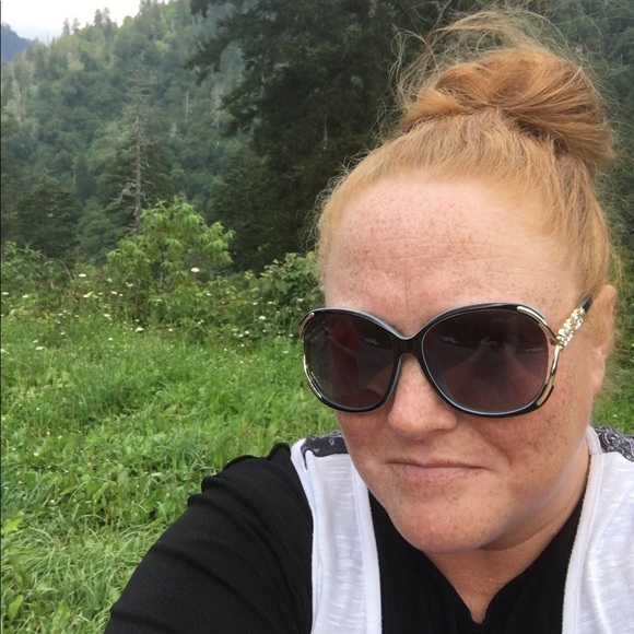 Meet your Posher, Rhonda - Picture 2 of 2