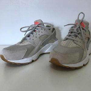 Nike Women HUARACHE Run Light Bone Gum Sole 8.5