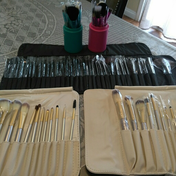 Makeup Brushes - Picture 1 of 3