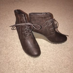 NEW! Brown wedge booties