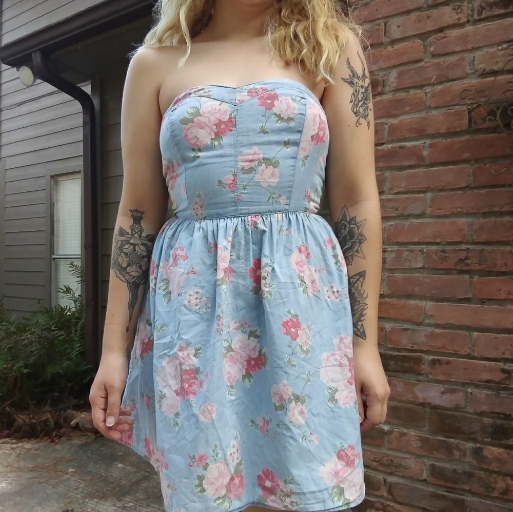 Light blue bustier sweetheart sleeveless dress