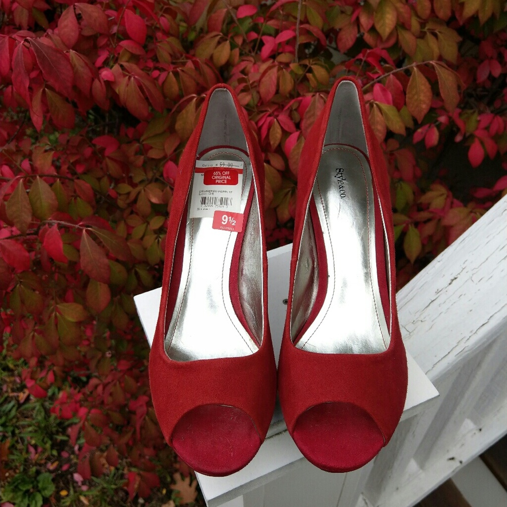 Style&co. "Celine" Leather Pumps Open toe design.