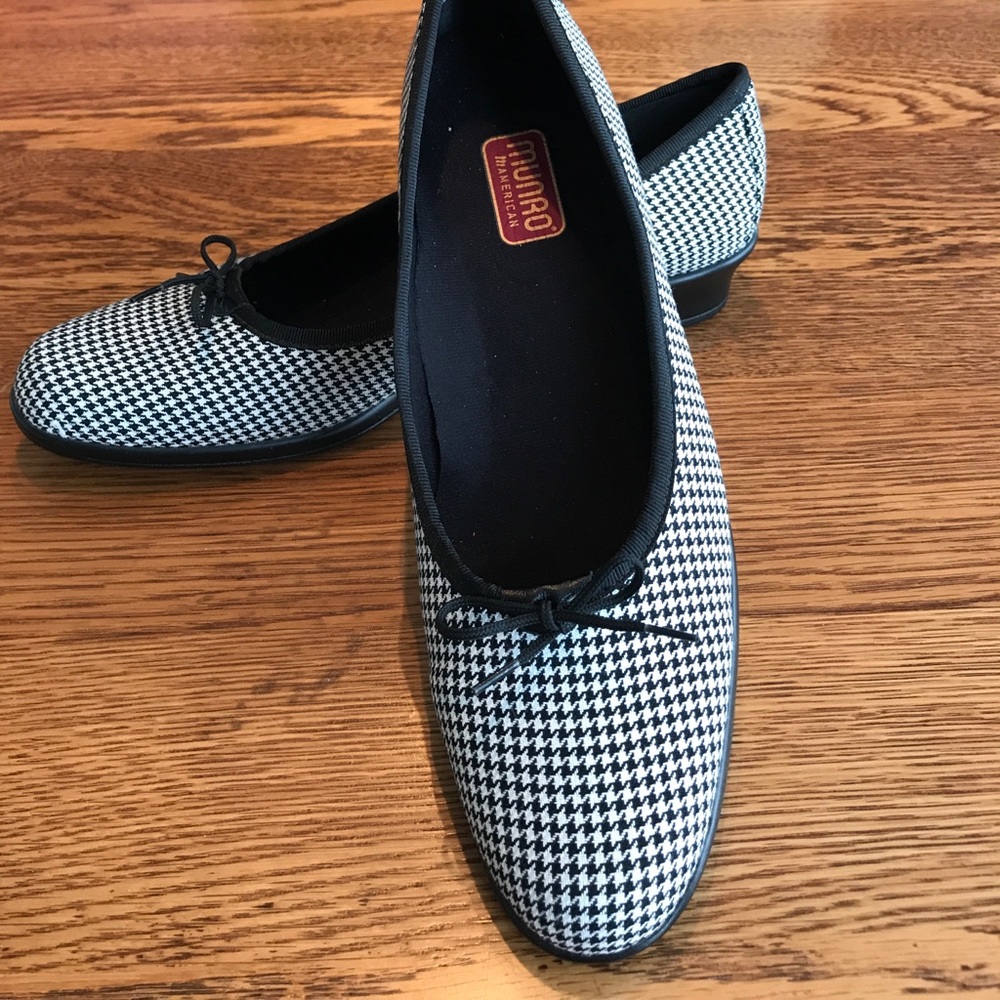 Munro houndstooth flats. Size 9.5 N
