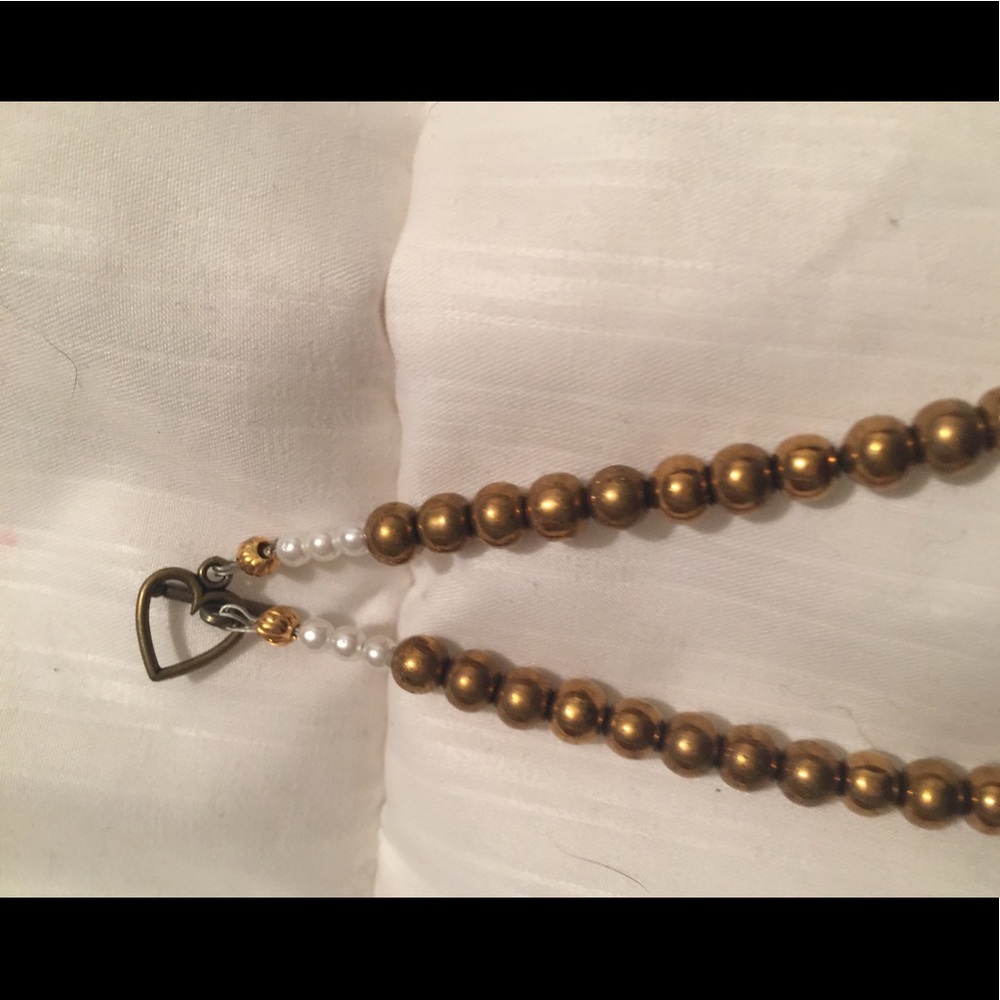 Gold beaded necklace with white design - Picture 2 of 3